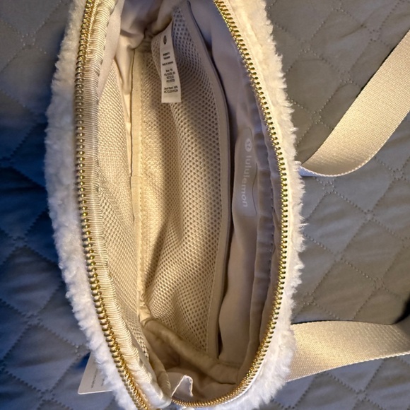 Lululemon Everywhere Belt Bag Large - White Fleece with Gold Accents - Picture 2 of 6